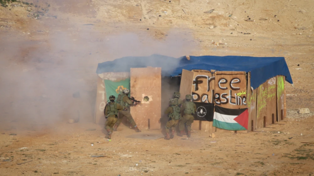 IDF “Duvdevan” (an elite special-forces unit) commandos seen during an army exercise capturing potential terrorists with the help of an explosive device. March 10, 2015. Photo by Gershon Elinson/Flash90.