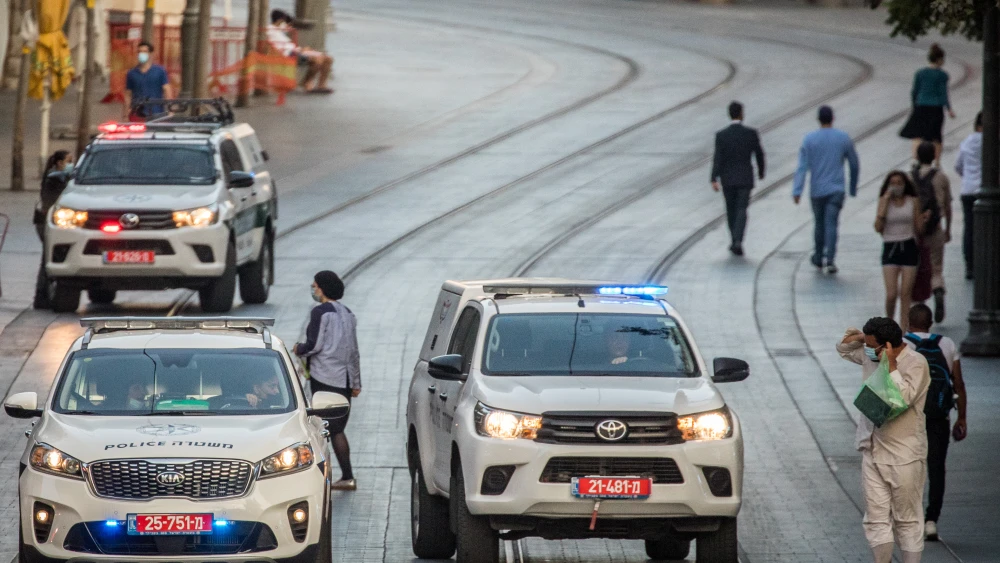 Israeli police patrol Jaffa Street in downtown Jerusalem as a nationwide lockdown is put into place during the High Holidays, Sept. 24, 2020. Photo by Yonatan Sindel/Flash90.