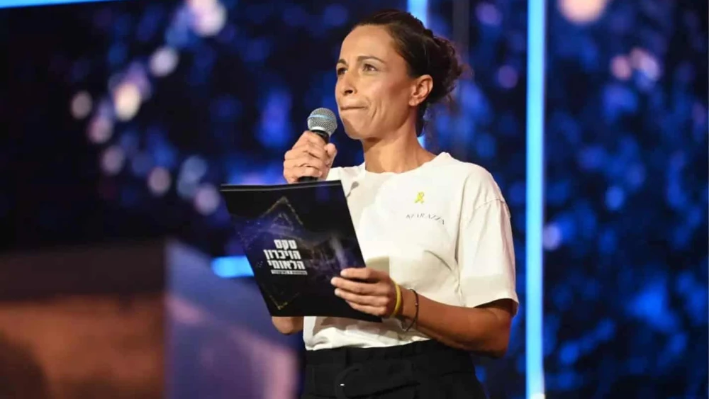 Mazi Eilon. widow of Tal Eilon, commander of the Kibbutz Kfar Aza rapid response team, speaks at the national memorial for the Oct. 7, 2023, massacre, held at Yarkon Park in Tel Aviv on Oct. 6, 2025. Photo by Idan Sorani.