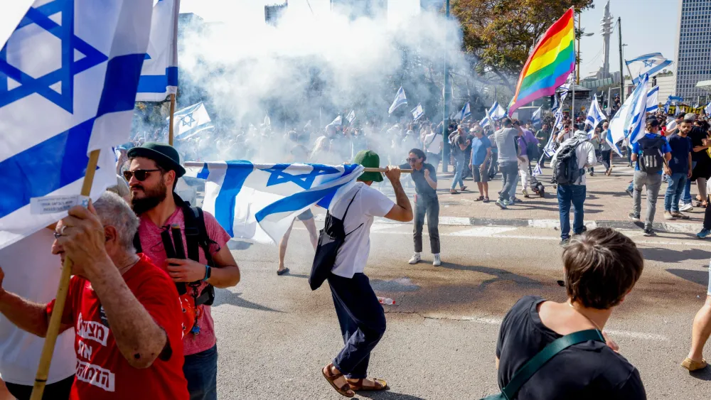 Israelis block a road and clash with police as they protest against the Israeli government's planned judicial overhaul, in Tel Aviv, March 1, 2023. Photo: Erik Marmor/Flash90.
