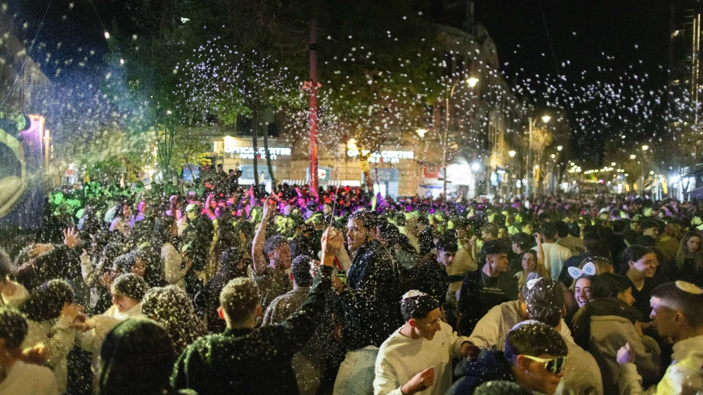 People celebrate Israel's 78th Independence Day in central Jerusalem, April 22, 2026. Photo by Chaim Goldberg/Flash90.
