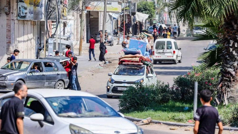 Palestinians in Gaza City evacuate to the southern Gaza Strip, Oct. 13, 2023. Photo by Atia Mohammed/Flash90.