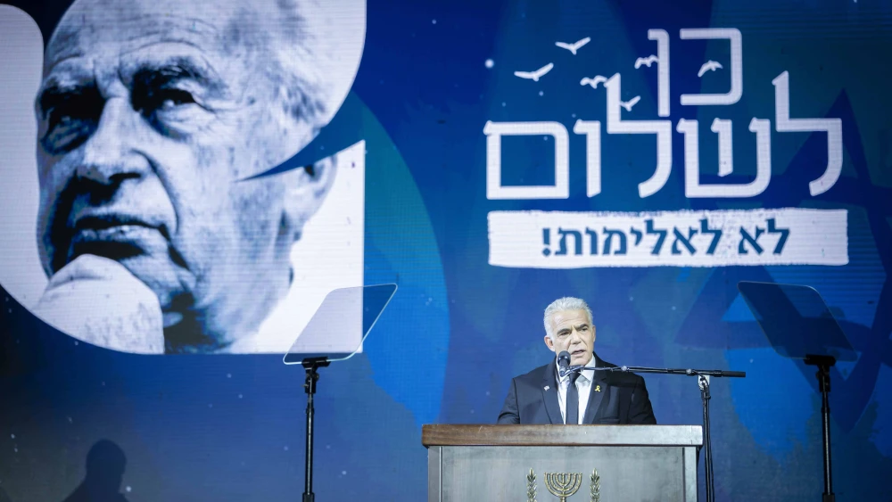 MK Yair Lapid speaks during a rally marking 30 years since the assassination of late Israeli Prime Minister Yitzhak Rabin, at Tel Avivs Rabin Square on November 1, 2025, Yitzhak Rabin was assassinated on November 4, 1995 by an Israeli extremist during a pro-peace rally in Tel Aviv. Photo by Erik Marmor/Flash90 *** Local Caption *** יאיר לפיד רבין יצחק רבין כיכר רבין 30 שנה זיכרון עצרת זיכרון שלטים דגלים ראש הממשלה לשעבר