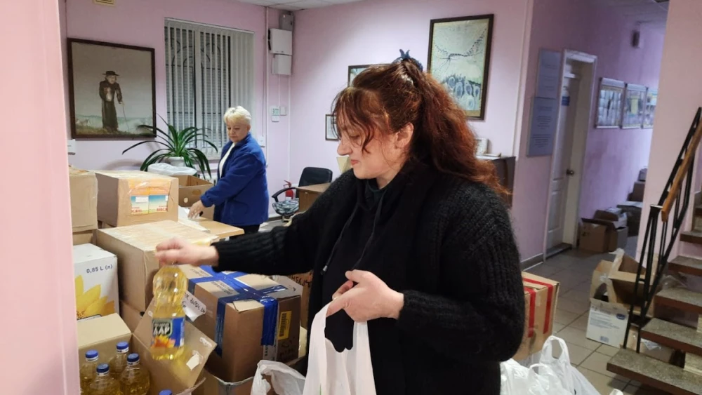 Packing much-need staples of food and other items for Ukrainian refugees. Credit: JDC.