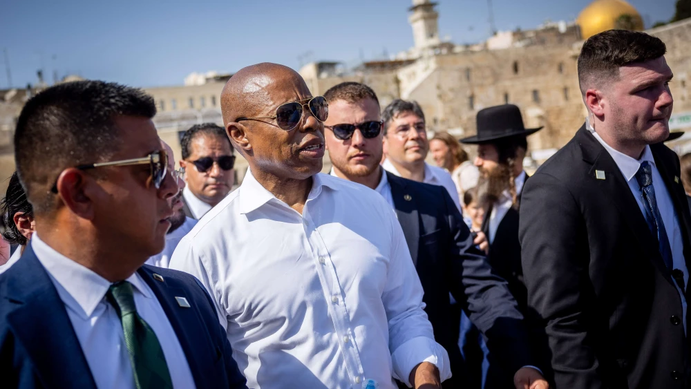 Eric Adams, Mayor of New York City visits at the Westren Wall in Jerusalem, Aug. 22, 2023. Photo by Yonatan Sindel/Flash90.