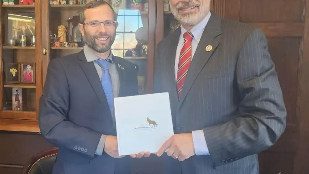 Binyamin Regional Council head Israel Ganz (left) meets with Rep. Andy Harris (D-Md.) Credit: Binyamin Regional Council.