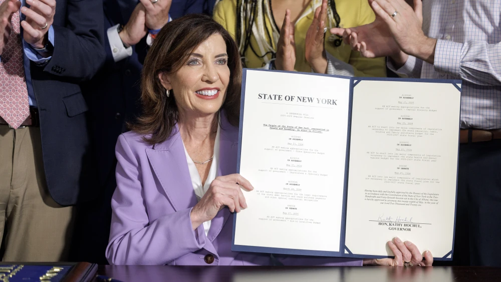 Governor Kathy Hochul signs FY 2027 state budget in Albany. May 28, 2026. Credit: Mike Groll/Office of Governor Kathy Hochul