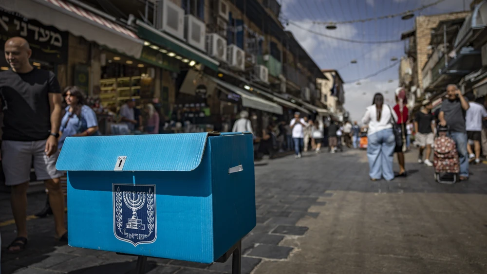People participate in a street poll ahead of Israel’s upcoming general elections at the Mahane Yehuda Market in Jerusalem, October 15, 2026. Photo by Yonatan Sindel/Flash90