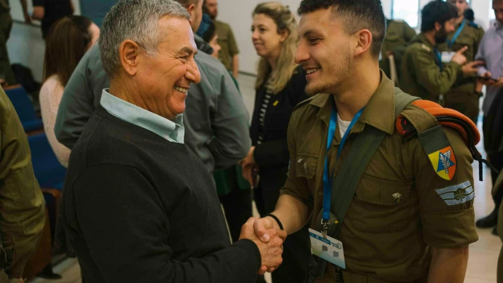 Maj. Gen. (Res.) Doron Almog, chairman of the Jewish Agency for Israel, with an Israeli soldier training for Shlichim in Uniform. Credit: Maxim Dinshtein/The Jewish Agency for Israel.