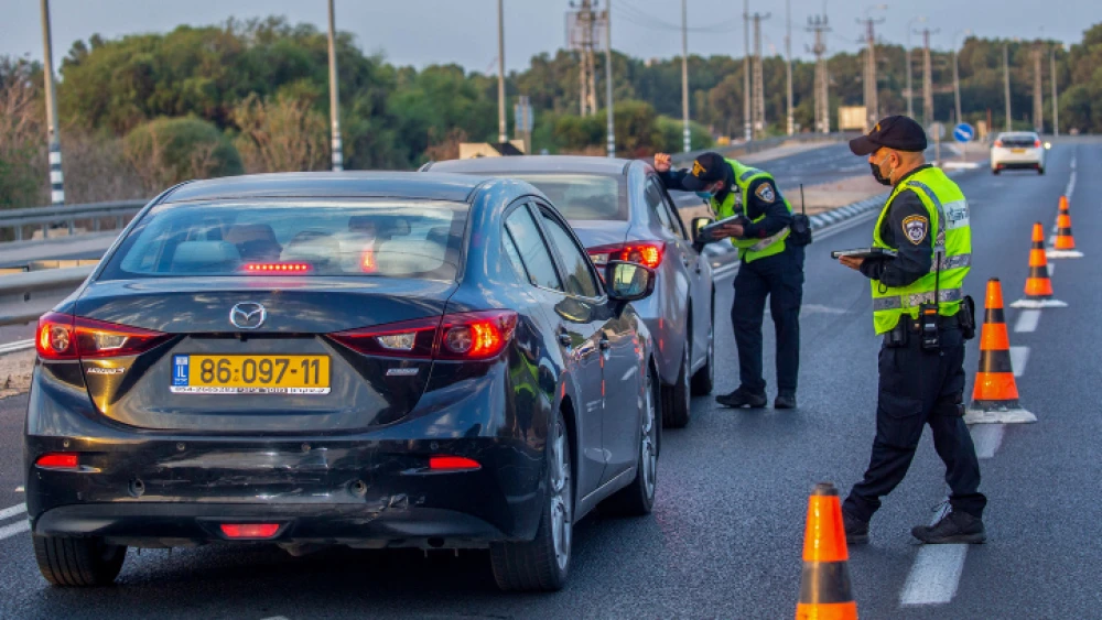 Israeli police officers on duty at a temporary roadblock on Highway 40, Oct. 9, 2020. Photo by Yossi Aloni/Flash90.