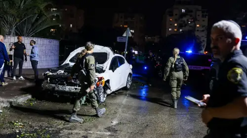 Israeli security and rescue forces at the scene where a rocket fired from the Gaza Strip by Hamas terrorists hit the southern Israeli city of Ashkelon, April 6, 2025. Photo by Edi Israel/Flash90.