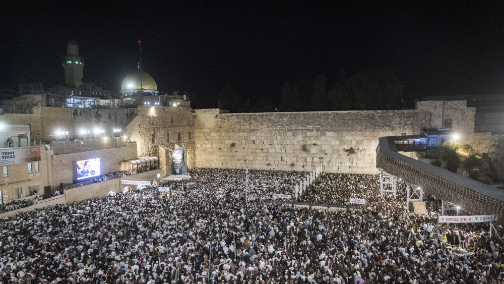 People attend the final Selichot prayers before Yom Kippur at the Western Wall in Jerusalem’s Old City, Sept. 19, 2026. Photo by Chaim Goldberg/Flash90.