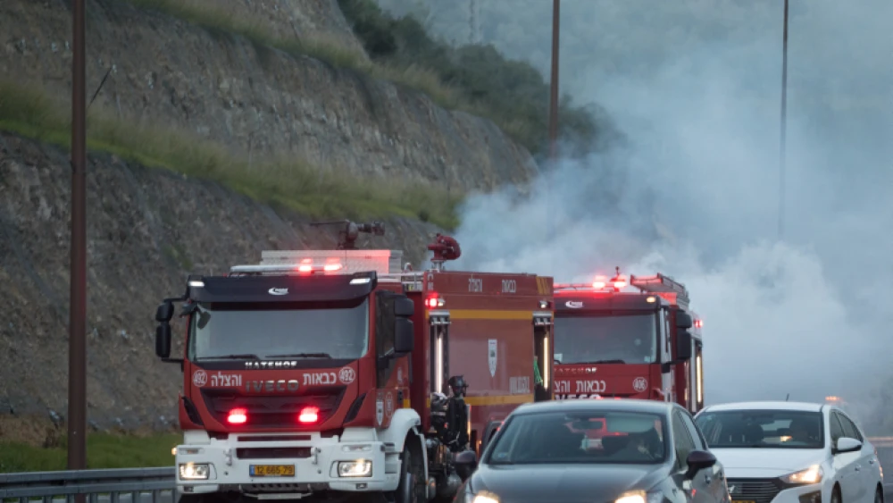 Firefighters on Highway 1 near Latrun, Jan. 21, 2019. Photo by Yonatan Sindel/Flash90.