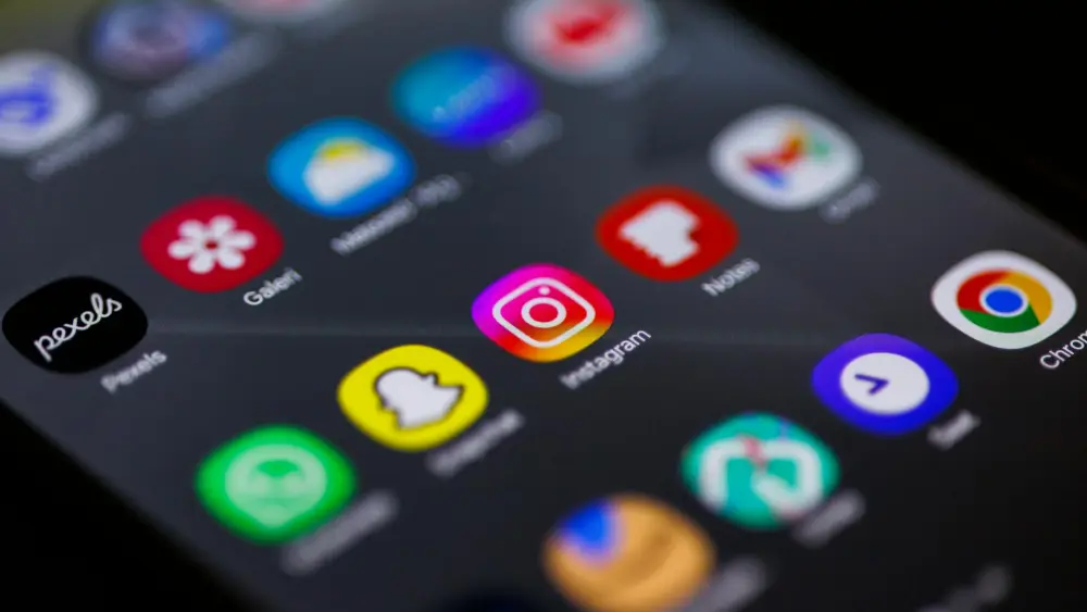 A series of apps on a cellphone screen. Credit: Abdulkadir Emiroğlu/Pexels.
