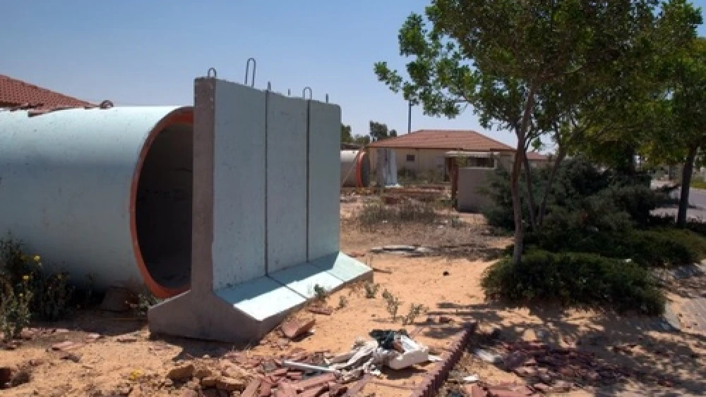 Click photo to download. Caption: A sewer pipe bomb shelter in the farming village of Yevul, alongside the Gaza Strip. Credit: B. Davidson.