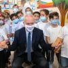 Israeli Education Minister Yoav Gallant visits kids on the first day of the school year in Mevo Horon on Sept. 1, 2020. Photo by Marc Israel Sellem/POOL.