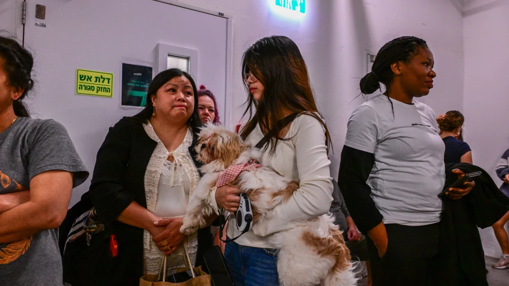 People take cover from incoming missiles fired from Iran, in Tel Aviv, March 4. 2026. Photo by Avshalom Sassoni/Flash90.