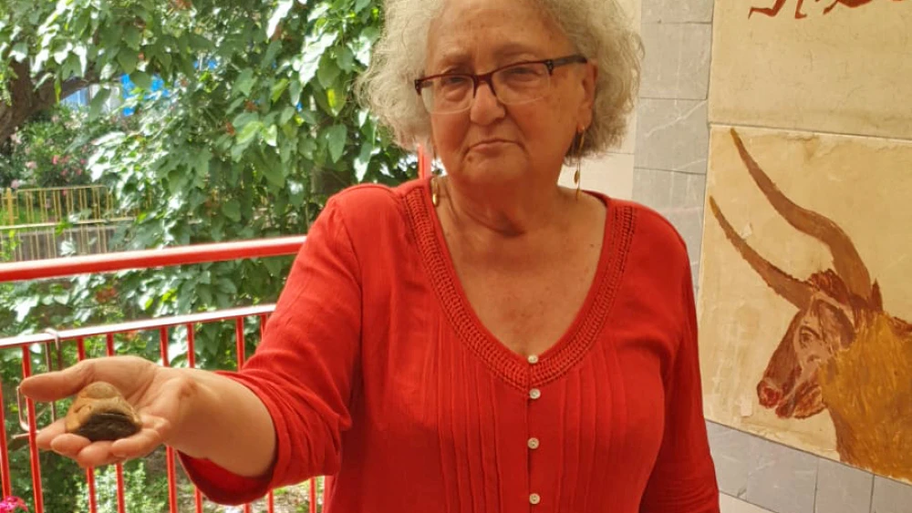 Lydia Marner with the 3,000-year-old Egyptian figurine she found on the beach. Photo by Idan Horen/Israel Antiquities Authority via TPS.