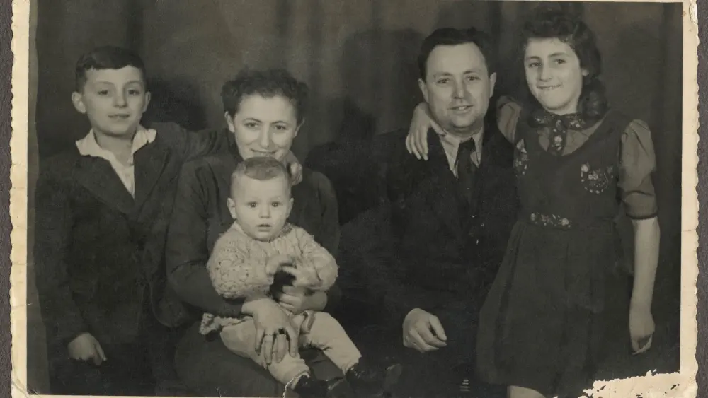 Susi Hilsenrath, now Susan Hilsenrath Warsinger on the far right with her brother, Joseph, on the far left. Credit: Courtesy of the United States Holocaust Memorial Museum.