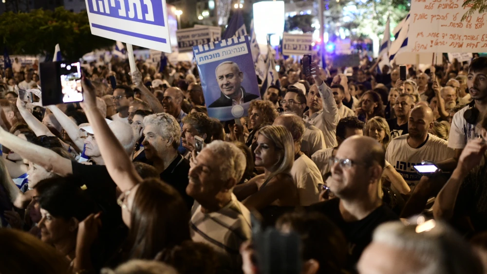 Israelis demonstrate in support of Prime Minister Benjamin Netanyahu outside the house of Attorney General Avichai Mandelblit ahead of his hearing on corruption cases, Oct. 5, 2019. Photo by Tomer Neuberg/Flash90.
