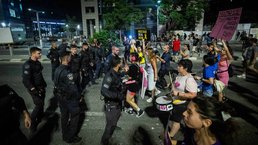 Police clash with left-wing activists during an anti-government protest, Aug. 31, 2024. Photo by Yonatan Sindel/Flash90.