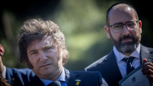 El presidente de Argentina, Javier Milei (izquierda), y el embajador en Israel, Shimon Axel Wahnish, asisten a una ceremonia de plantación de árboles en honor a Milei en el Bosque de las Naciones, en el bosque de Jerusalén, el 7 de febrero de 2024. Foto de Yonatan Sindel/Flash90.
