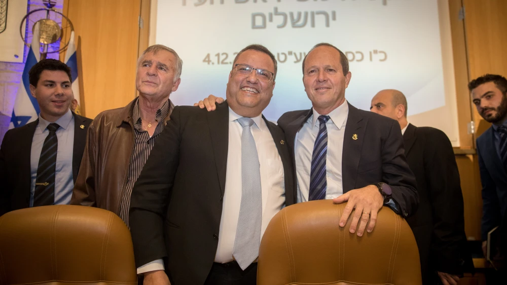 Incoming elected Jerusalem Mayor Moshe Leon and outgoing Jerusalem Mayor Nir Barkat during the mayoral-changing ceremony at the Jerusalem Municipality, on Dec. 4, 2018. Photo by Yonatan Sindel/Flash90.