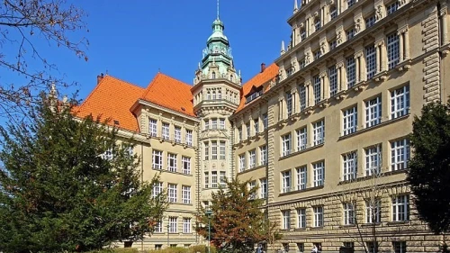 Carl-von-Ossietzky-Gymnasium in the Pankow neighborhood of Berlin. Credit: A. Savin via Wikimedia Commons.