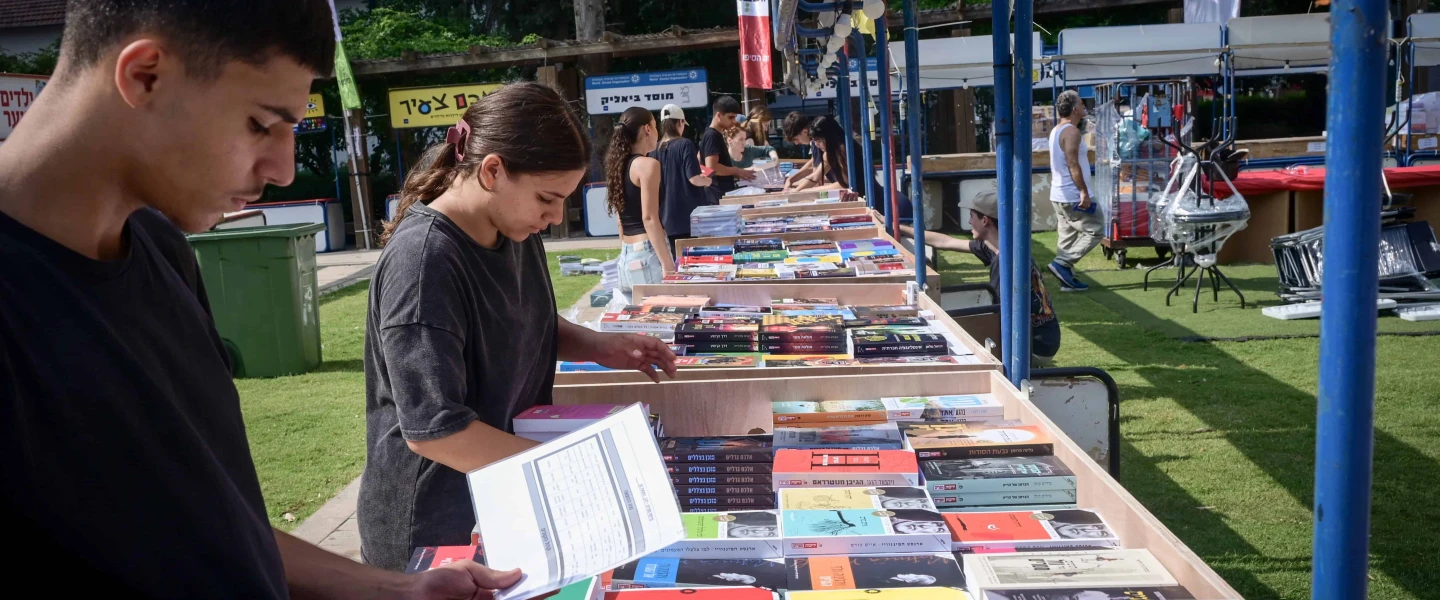 Preparing for the annual Hebrew Book Week at Sarona in Tel Aviv. June 9, 2025. Photo by Avshalom Sassoni/Flash90.