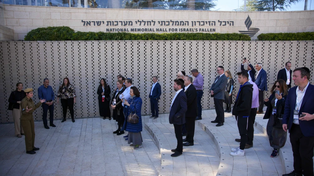 A chayelet addresses mission participants at Har Herzl's Heichal HaZikaron, National Memorial Hall for Israel’s Fallen. Credit: Courtesy of the Orthodox Union.
