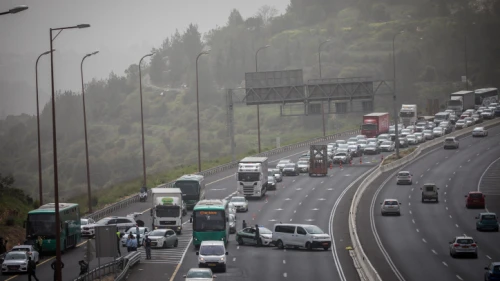 Israeli police officers pull over a bus on Highway 1 near Jerusalem to arrest a man that earlier tested positive for coronavirus, on April 5, 2020. Photo by Yonatan Sindel/Flash90.