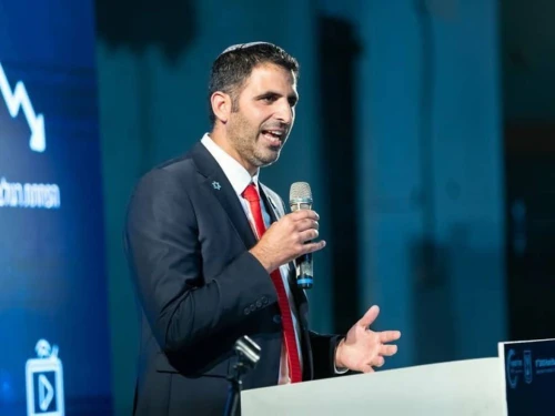 Israeli Communications Minister Shlomo Karhi at the “Leading in Communications” conference in Sderot, September 2025. Photo by Ronen Horesh/GPO.