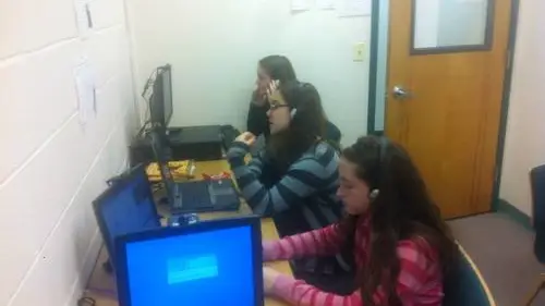 Students at the Ma'ayanot Yeshiva High School for Girls in Teaneck, N.J., take a Bonim B’Yachad online course. Credit: Courtesy.