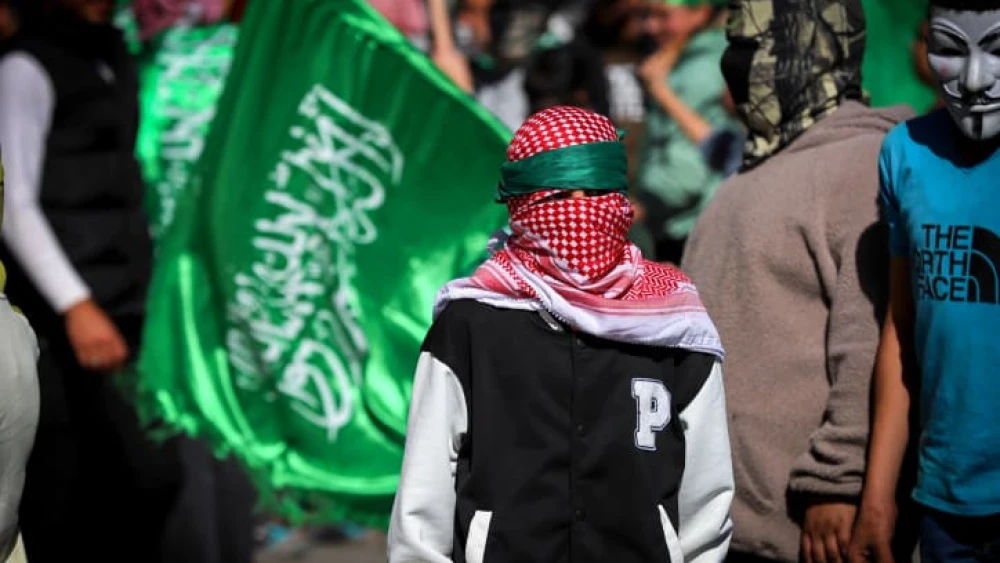 Palestinians in Hebron, in Judea, rally in support of Hamas in Gaza, Nov. 24, 2023. Photo by Wisam Haslmaoun/Flash90.