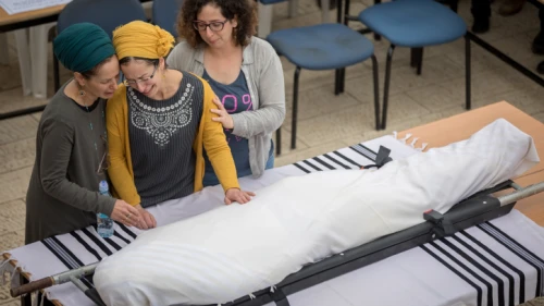 Miriam Ben Gal (center), wife of Rabbi Itamar Ben Gal, mourns near his body during his funeral in Har Bracha on Feb. 6, 2018. The rabbi was murdered when a Palestinian man stabbed him in a terror attack at the entrance to Ariel in the West Bank. Photo by Yonatan Sindel/Flash90