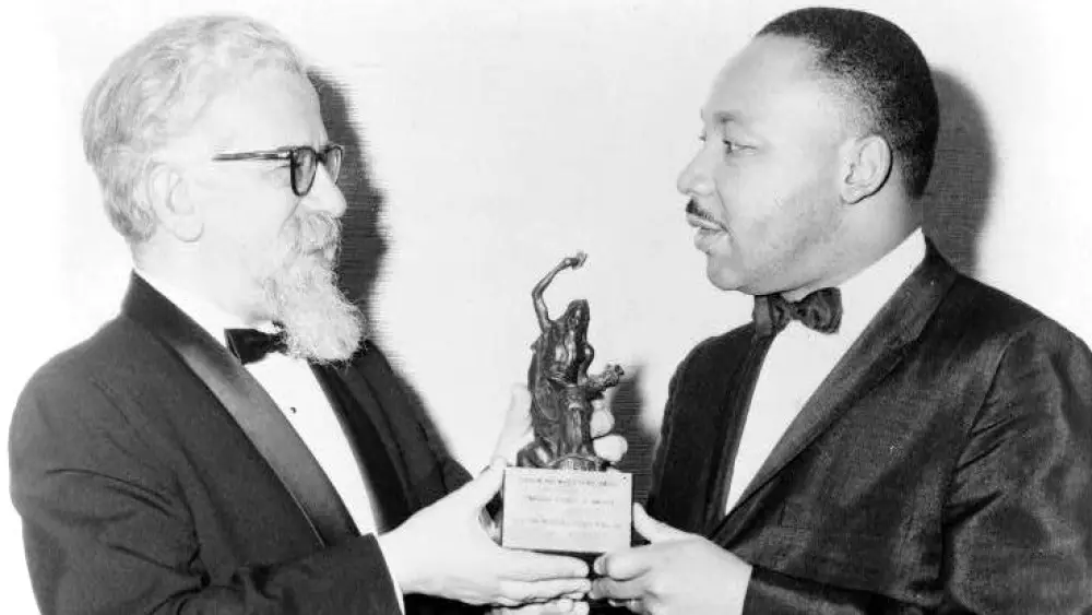 Rabbi Abraham J. Heschel presents Dr. Martin Luther King, Jr. with the Judaism and World Peace Award, Dec. 7, 1965. Credit: Library of Congress/Wikimedia Commons.