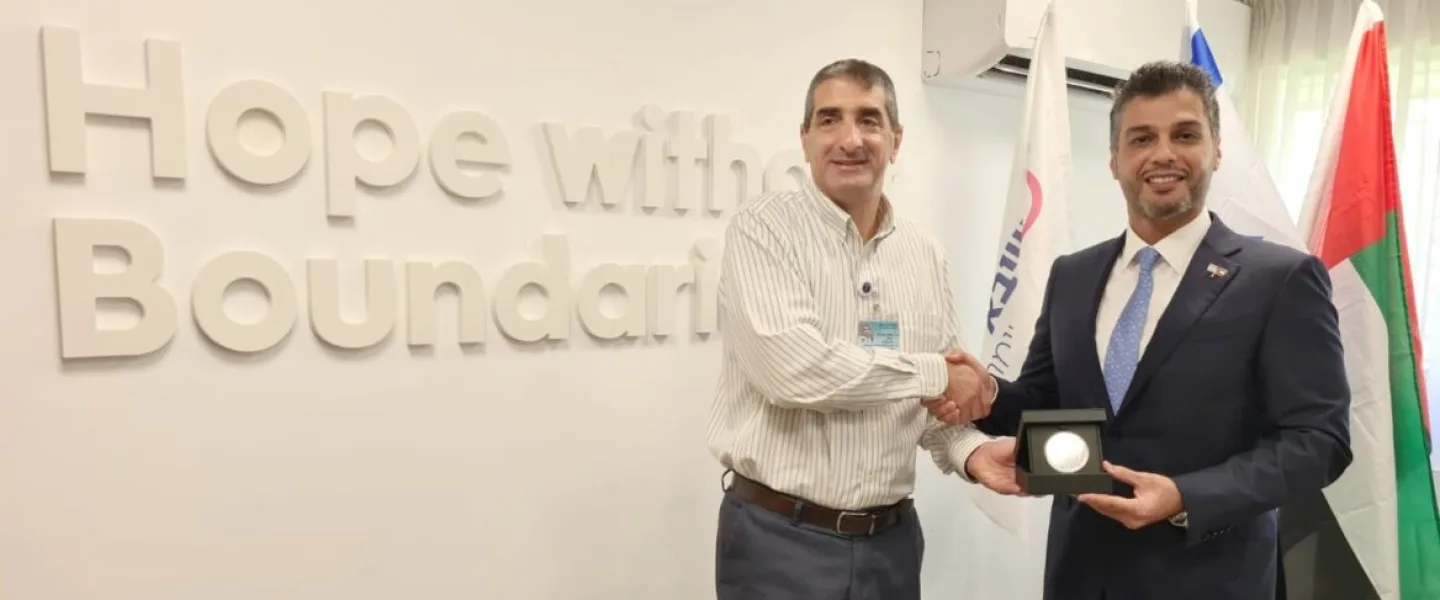 Sheba Medical Center director general Professor Yitshak Kreiss greets United Arab Emirates Ambassador to Israel Mohamed Al-Khaja on Aug. 3, 2021. Photo courtesy of Sheba Medical Center.