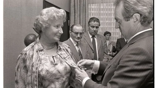 Irmgard Kroymann receives a German governmental honor. Source: Twitter.