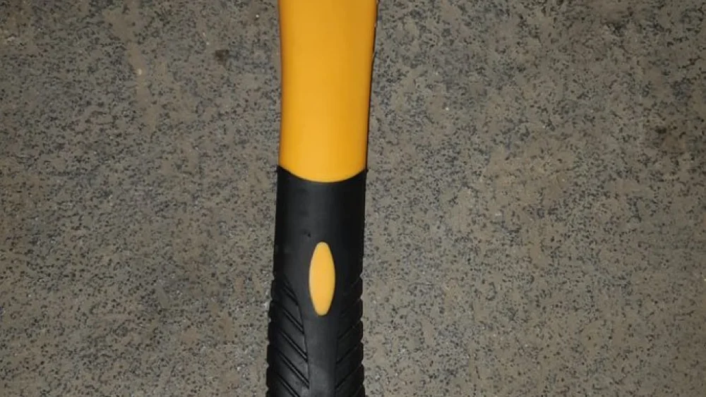 An ax found in a vehicle pulled over by Israel Police at Tapuach Junction in Judea and Samaria on May 15, 2022. Officers also found a suicide note in the vehicle, in which the driver stated his intent to carry out a terror attack against Israelis. Credit: Israel Police.