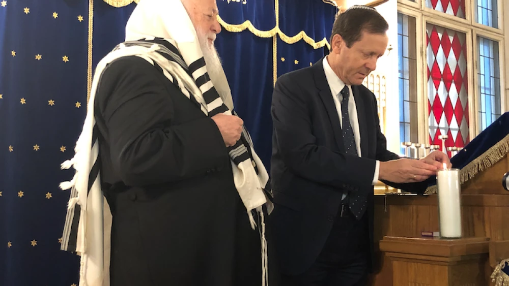 Rabbi Yitshak Ehrenberg (left) of the Central Orthodox Synagogue of Berlin observes Jewish Agency chairman Isaac Herzog light a memorial candle in memory of the 6 million Jews murdered during the Holocaust, Nov. 7, 2019. Photo by Eliana Rudee.