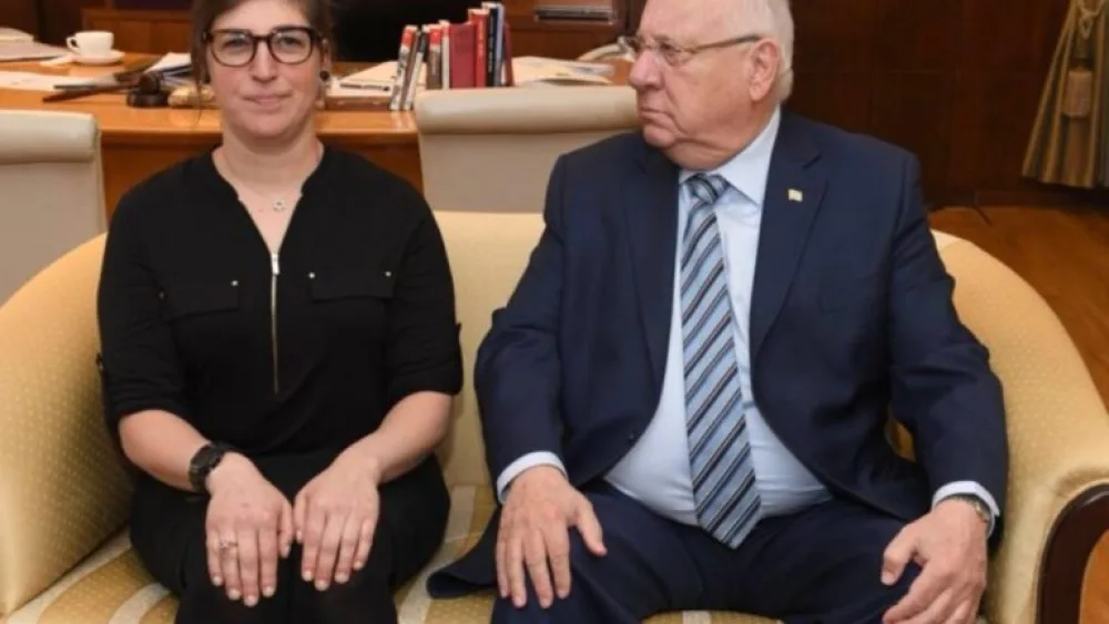Mayim Bialik and Israeli President Reuven Rivlin posing like characters in “The Big Bang Theory,” 2018. Photo courtesy of Mayim Bialik.