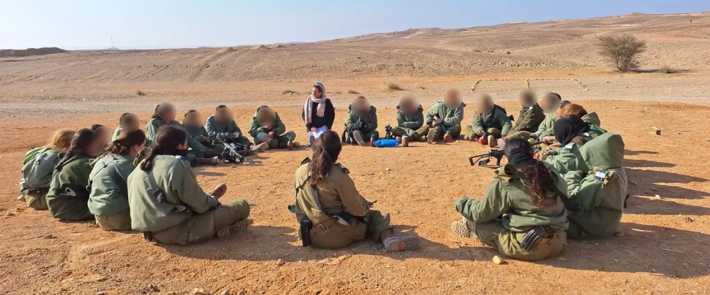 Rabbanit Hila Naor, director of Ohr Torah Stone’s Ma’aminot BeMadim program and the Israel Defense Forces’ first female spiritual adviser, teaches Field Intelligence Corps recruits in the IDF’s first all-female combat platoon for religious soldiers, July 2026. Credit: Courtesy of Ohr Torah Stone.