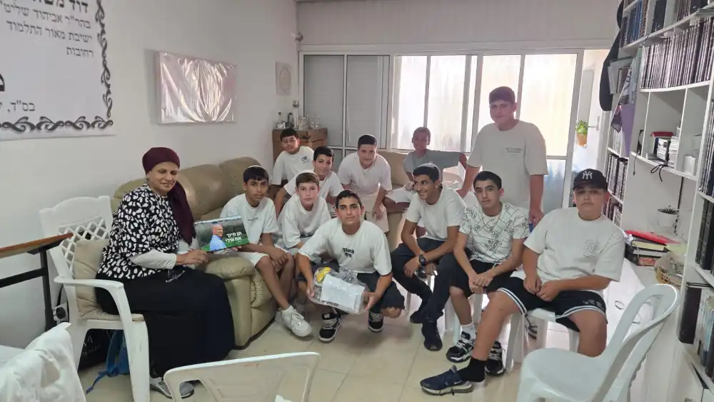 AMIT students visiting bereaved families in Rehovot