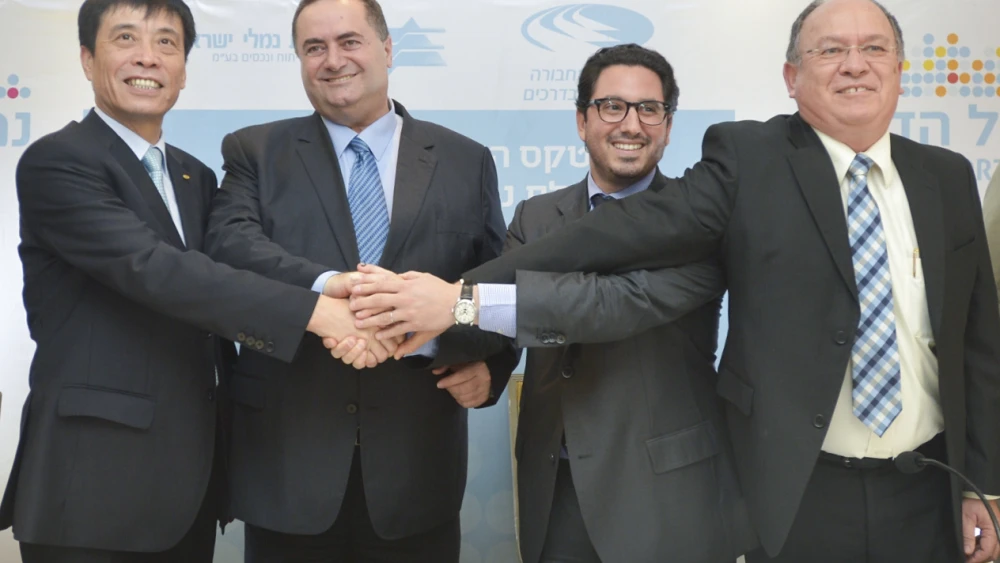 Israeli Minister of Transportation Yisrael Katz (second from left) seen at the signing of an agreement in Tel Aviv for construction of new ports in the Israeli cities of Haifa (north) and Ashdod (south). The contract is between the Israel Port Authority, and Chinese and Dutch companies. May 28, 2015. Credit: Photo by Flash90.