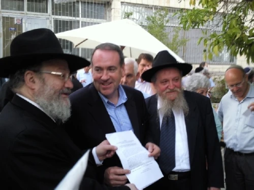 Former Arkansas Gov. Mike Huckabee with Rabbinical Council for Peace leaders Rabbis Joseph Gerlitzky and Avraham S. Lewin. Credit: RCP.