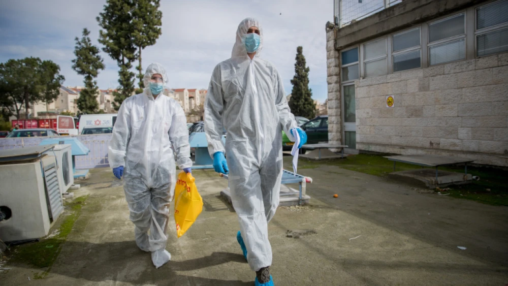 Medical staff seen after the arrival of a Chinese woman to the Shaare Zedek Medical Center in Jerusalem over suspicions she may be infected with the coronavirus, Jan. 27, 2020. Photo by Yonatan Sindel/Flash90.