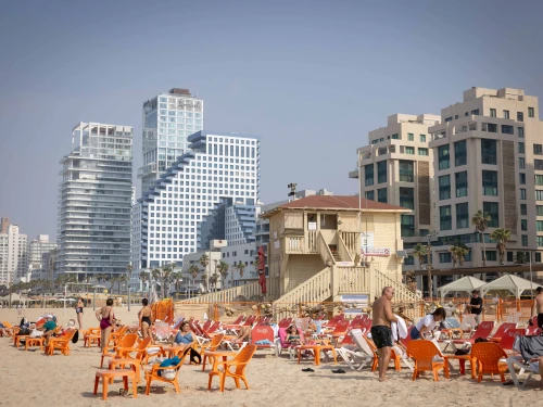 Enjoying the beach in Tel Aviv, on a hot day. Nov. 6, 2025. Photo by Miriam Alster/FLASH90.