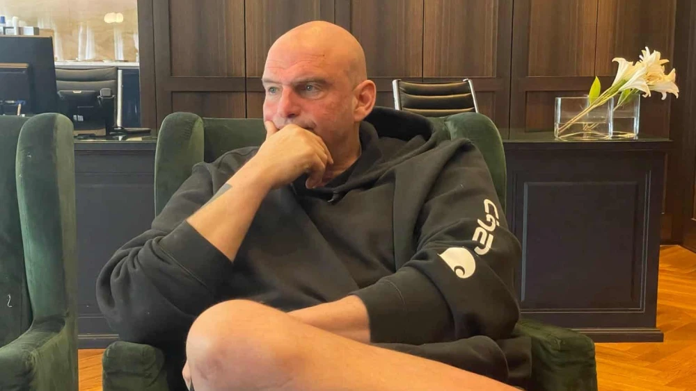 Senator John Fetterman briefs reporters at the David Citadel Hotel in Jerusalem, March 20, 2025. Photo by Alex Traiman/JNS