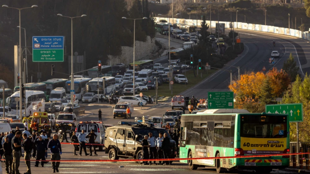 Police and security personnel at the scene of a terror attack in Jerusalem on Nov. 23, 2022. Photo by Olivier Fitoussil/Flash90.