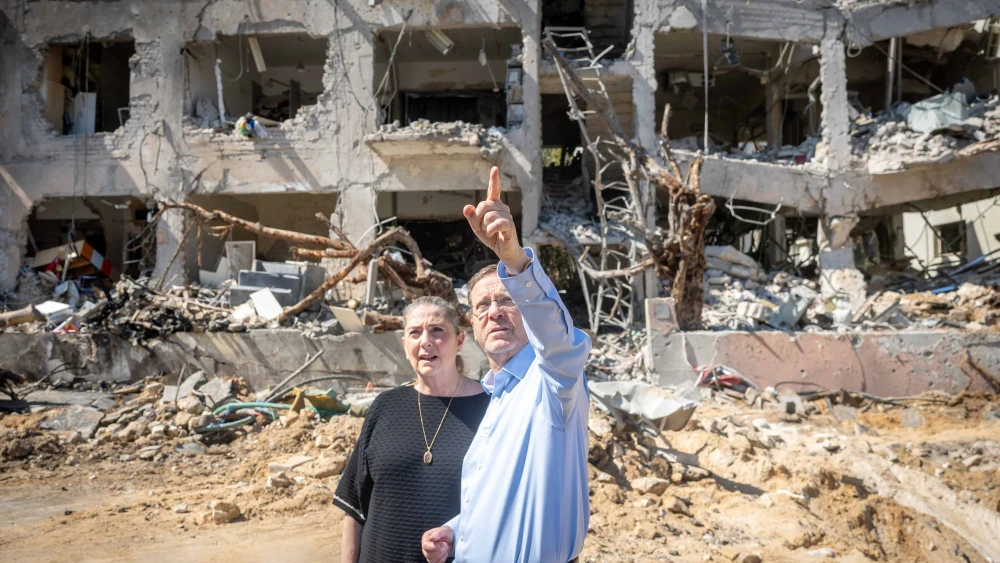 Israeli president Isaac Herzog and his wife, Michal, at the scene where a ballistic missile fired from Iran hit Tel Aviv overnight, March 1, 2026. Photo by Chaim Goldberg/Flash90.